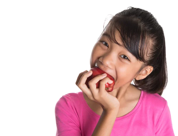 Chica joven comiendo manzana — Foto de Stock