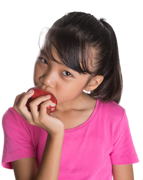 Giovane ragazza mangiare mela — Foto Stock