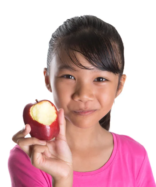 若い女の子がアップルを食べて — ストック写真