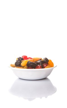 Beyaz arka plan üzerinde beyaz kase kuru meyve çeşitli Mix