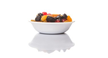 Beyaz arka plan üzerinde beyaz kase kuru meyve çeşitli Mix