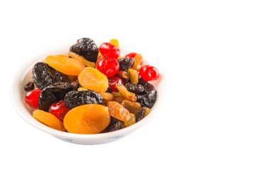 Beyaz arka plan üzerinde beyaz kase kuru meyve çeşitli Mix