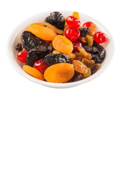 Beyaz arka plan üzerinde beyaz kase kuru meyve çeşitli Mix