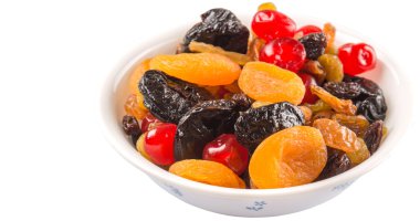 Beyaz arka plan üzerinde beyaz kase kuru meyve çeşitli Mix