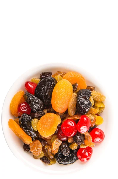 Beyaz arka plan üzerinde beyaz kase kuru meyve çeşitli Mix