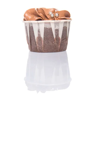Kostea Suklaa Cupcake Valkoisella Taustalla — kuvapankkivalokuva