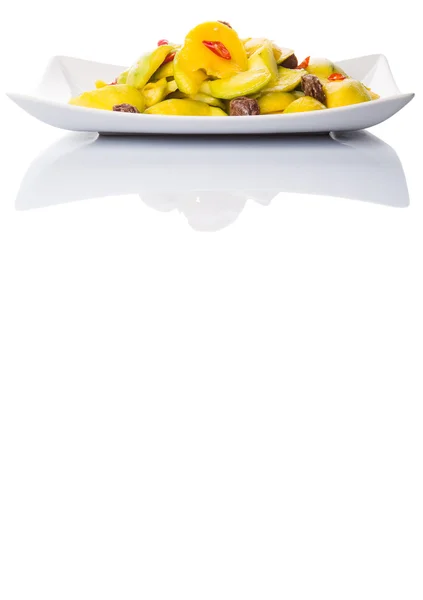 马来西亚素食小吃 Jeruk 芒慕达阿萨姆 Boi 或腌年轻芒果干的罗望子和辣椒片白板在白色的背景 — 图库照片