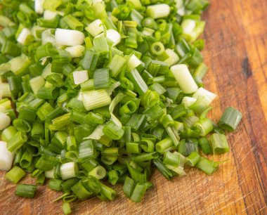 Ahşap kesme tahtası üzerinde taze soğan veya scallions bakış beyaz arka plan üzerinde kapatın