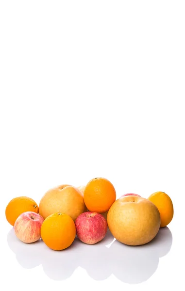 Manzanas Gala Peras Asiáticas Nashi Naranjas Sobre Fondo Blanco —  Fotos de Stock