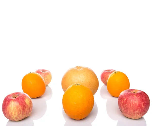 Гала Яблука Наші Азіатські Груші Апельсинами Над Білим Тлом — стокове фото
