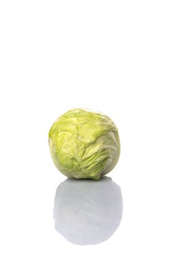 Beyaz arka plan üzerinde yeşil lahana