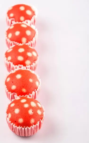 Röd färgad kokt ris Polka Dot Muffin — Stockfoto