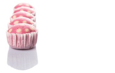 Pembe renkli haşlanmış pirinç polka dot muffin veya apam polka dot