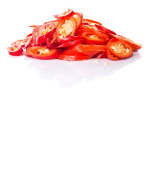 Kırmızı biber dilimleri kesmek