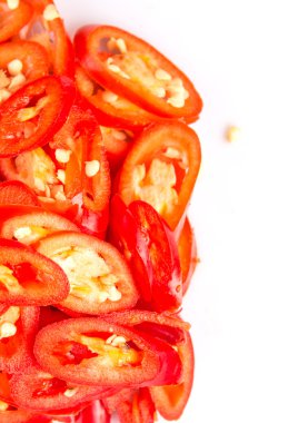 Kırmızı biber dilimleri kesmek