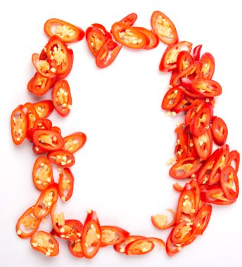 Kırmızı biber dilimleri kesmek