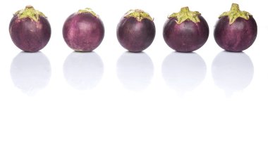 Yuvarlak şekil beyaz arka plan üzerinde patlıcan