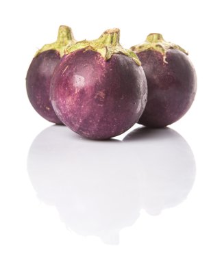 Yuvarlak şekil beyaz arka plan üzerinde patlıcan