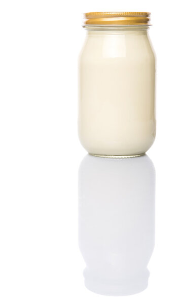 Майонез в банке на белом фоне
