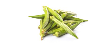 Bamya veya Bayan parmak sebzelerin beyaz arka plan üzerine