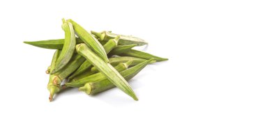 Bamya veya Bayan parmak sebzelerin beyaz arka plan üzerine