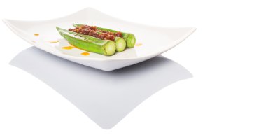 Derin kızarmış darlığı chili sambal beyaz arka plan üzerinde beyaz tabakta haşlanmış ham bamya ya da bayanlar parmak