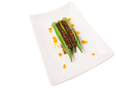Derin kızarmış darlığı chili sambal beyaz arka plan üzerinde beyaz tabakta haşlanmış ham bamya ya da bayanlar parmak