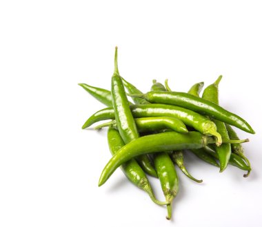 Beyaz arka plan üzerinde yeşil biber