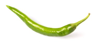 Beyaz arka plan üzerinde yeşil biber