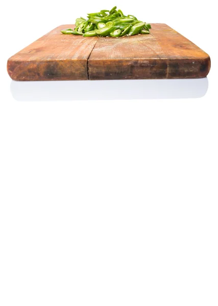 白い背景の上に木製のまな板にみじん切り緑唐辛子 — ストック写真