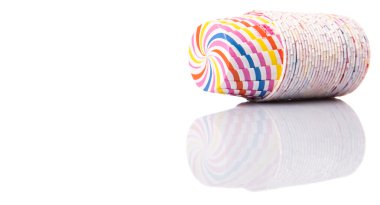 Cupcake kağıt bardak beyaz arka plan üzerinde pişirme