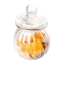 Şeker kraker veya bisküvi kurabiye kavanozu beyaz arka plan üzerinde