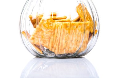 Şeker kraker veya bisküvi kurabiye kavanozu beyaz arka plan üzerinde