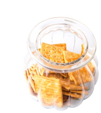 Şeker kraker veya bisküvi kurabiye kavanozu beyaz arka plan üzerinde