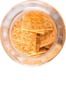 Şeker kraker veya bisküvi kurabiye kavanozu beyaz arka plan üzerinde