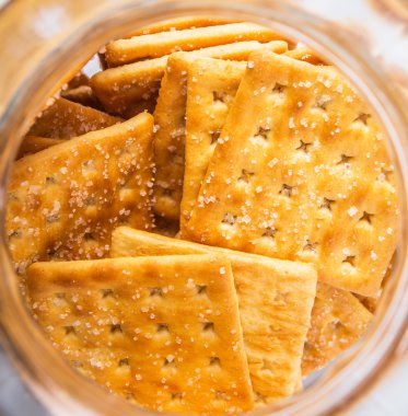 Şeker kraker veya bisküvi kurabiye kavanozu beyaz arka plan üzerinde