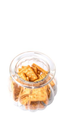 Şeker kraker veya bisküvi kurabiye kavanozu beyaz arka plan üzerinde