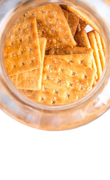 Şeker kraker veya bisküvi kurabiye kavanozu beyaz arka plan üzerinde