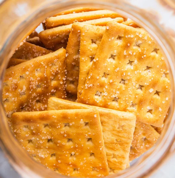 Şeker kraker veya bisküvi kurabiye kavanozu beyaz arka plan üzerinde