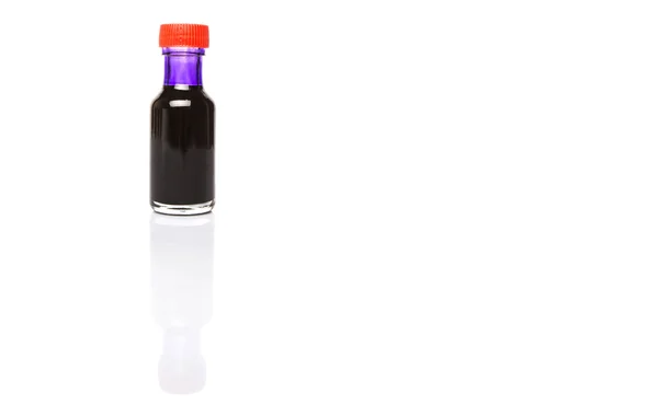 白色背景液体紫色食物颜色添加剂 — 图库照片