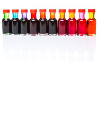 Sıvı gıda renk katkı beyaz arka plan üzerinde çeşitli farklı renk