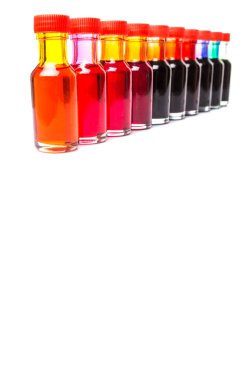 Sıvı gıda renk katkı beyaz arka plan üzerinde çeşitli farklı renk