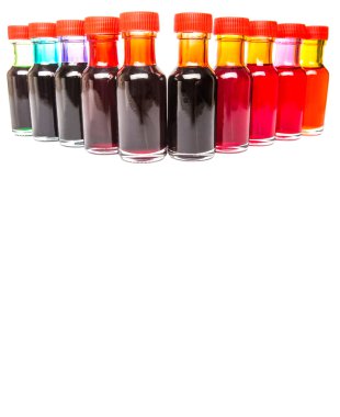 Sıvı gıda renk katkı beyaz arka plan üzerinde çeşitli farklı renk