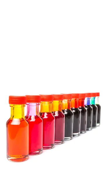白い背景の上の液体食品色素添加物の様々 な異なる色 — ストック写真