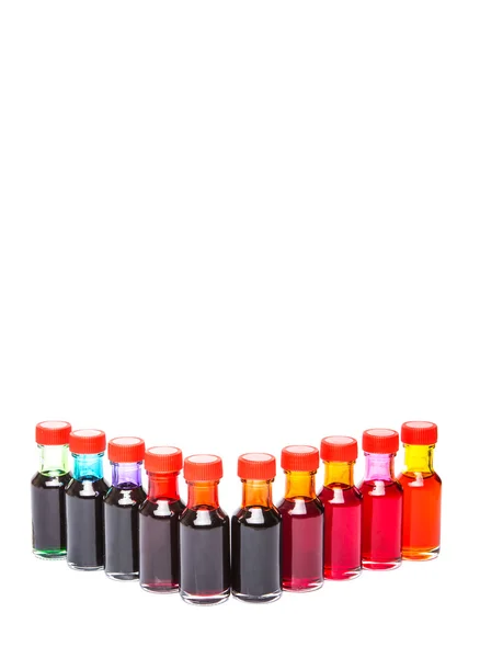 不同颜色的液体食品颜色添加剂在白色背景下的变化 — 图库照片