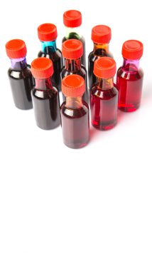 Beyaz arka plan üzerinde sıvı gıda renk katkı maddeleri