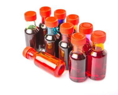 Beyaz arka plan üzerinde sıvı gıda renk katkı maddeleri