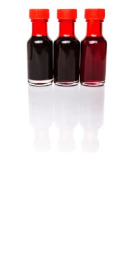 Beyaz arka plan üzerinde sıvı gıda renk katkı maddeleri