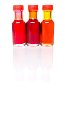 Beyaz arka plan üzerinde sıvı gıda renk katkı maddeleri