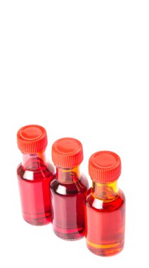 Beyaz arka plan üzerinde sıvı gıda renk katkı maddeleri